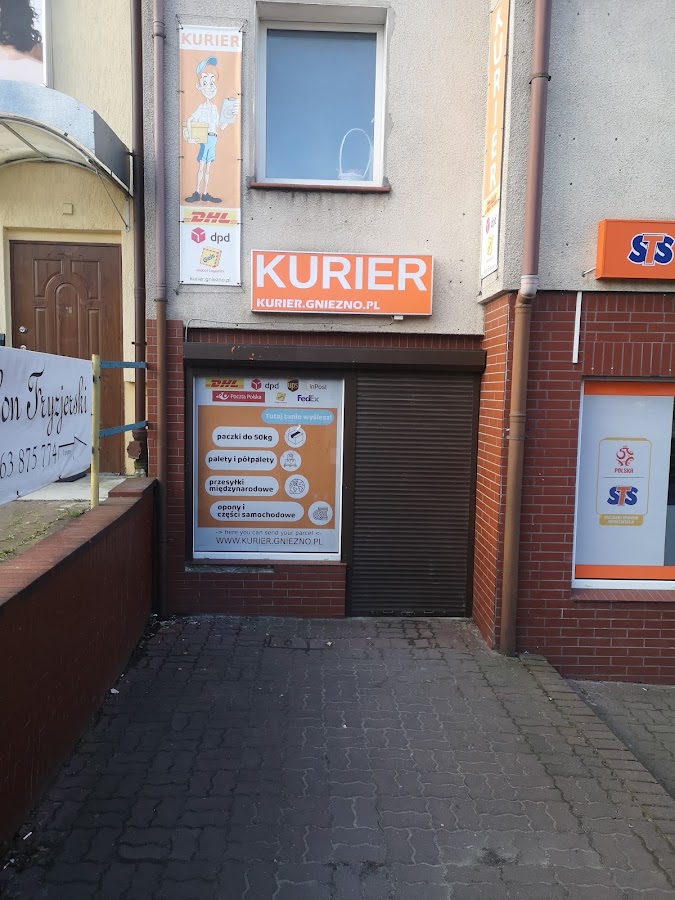 Wejście do punktu Kurier.Gniezno.pl przy ulicy Łokietka 25i w Gnieźnie